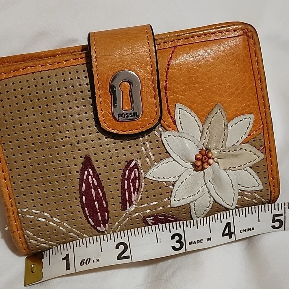 womans Fossil bi-fold wallet - Picture 2 of 8